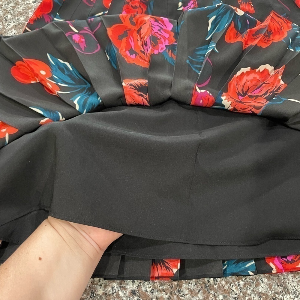 💰3 For $25.00 💰DKNY Pleated flower skirt SZ 6 - Picture 5 of 5